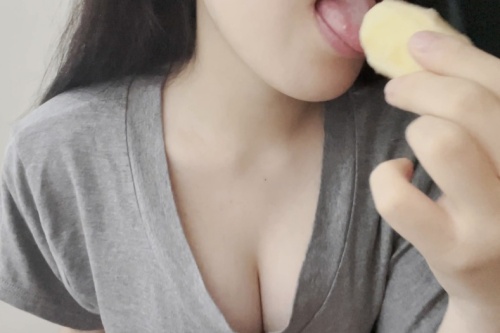 深夜电台,声音疗愈,夏诗诗vv直播视频的沉浸式听觉体验